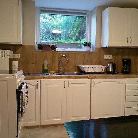 Renovated Semi- Basement 2 Bedrooms Furnished Apartment - Close To Everything In モス エクステリア 写真