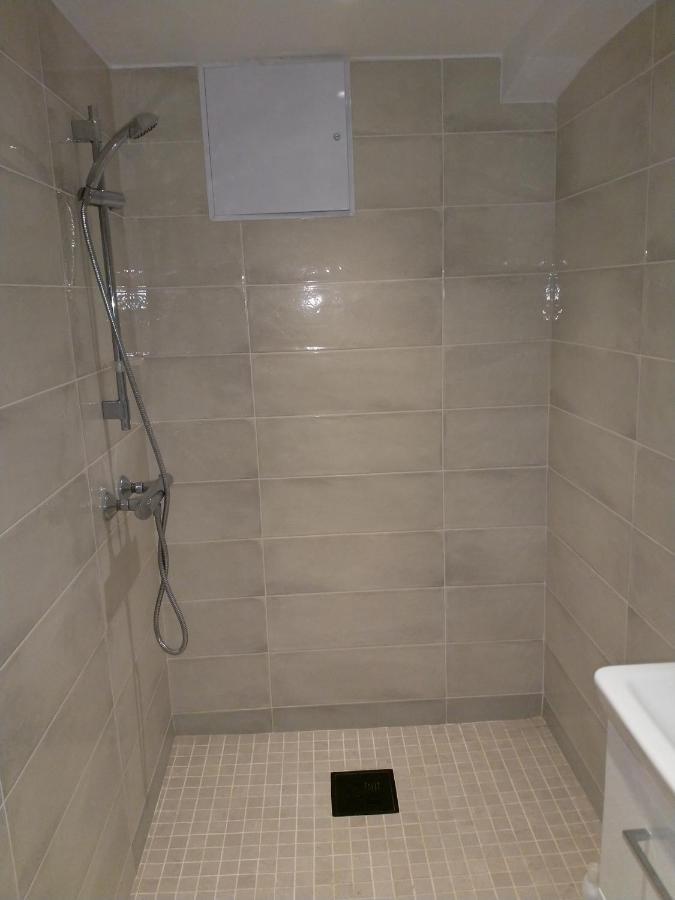 Renovated Semi- Basement 2 Bedrooms Furnished Apartment - Close To Everything In モス エクステリア 写真