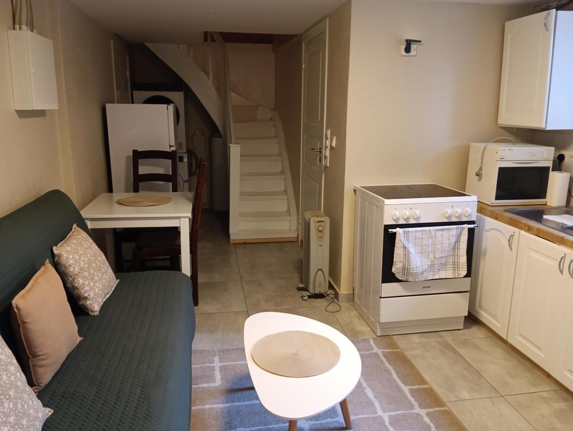 Renovated Semi- Basement 2 Bedrooms Furnished Apartment - Close To Everything In モス エクステリア 写真