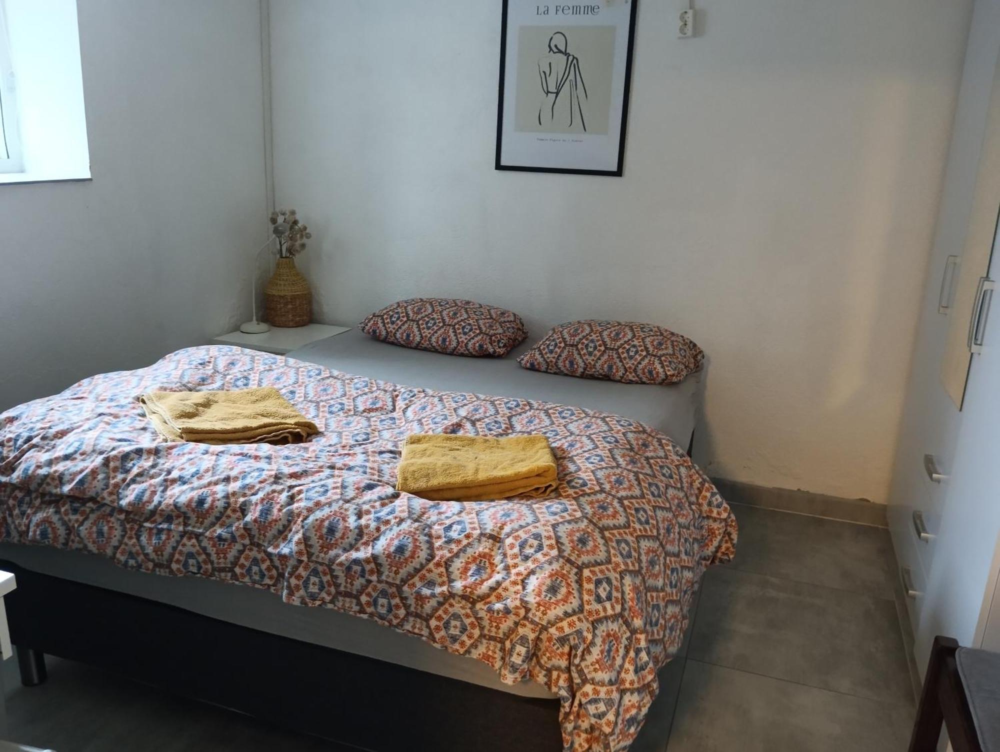 Renovated Semi- Basement 2 Bedrooms Furnished Apartment - Close To Everything In モス エクステリア 写真